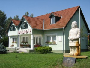 1998-ban épült az új faluház. 2001 óta egész alakos szobor díszíti a faluház udvarát, melyet Szűts Tamás készített.